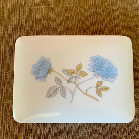 Wedgwood Bone China “ice rose” trinket box - Picture 1 of 5